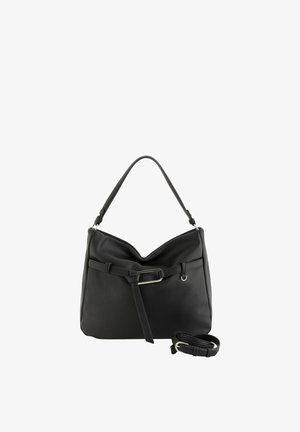 Schwarze Leder-Umhängetasche mit Henkel oben, dekorativem vorderem Gürtel mit silberner Schnalle und abnehmbarem, verstellbarem Riemen daneben.