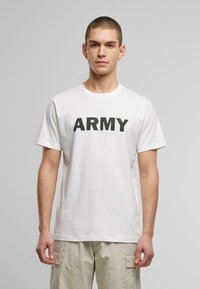 Balta kokvilnas T-krekls ar izteiksmīgu melnu uzrakstu "ARMY" uz krūtīm. Līnija ap kaklu un īsās piedurknes, taisna griezuma jostasvieta.