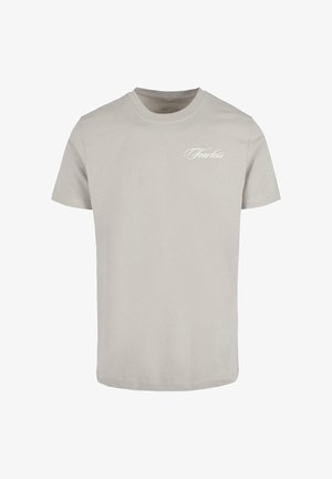 Lys grå kortermet t-skjorte laget av bomull, med skriftteksten "Fearless" på venstre brystområde. Myk tekstur og klassisk passform.