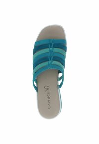 Sandală cu vârf deschis, de tip slide, în diverse nuanțe de teal. Are mai multe curele late, textură netedă și un toc mic. Logo-ul brandului este pe interior.