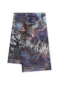 Sciarpa multicolore con intricati disegni celestiali e mitologici, realizzata in un morbido tessuto con una superficie liscia e di forma rettangolare.