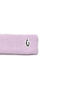 Lila geribbelde gebreide haarband gemaakt van zacht materiaal, met een klein zwart-wit pinguïnlogo aan de zijkant.