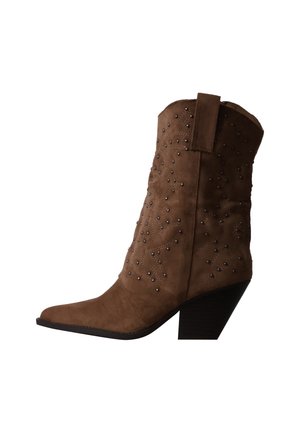 Botte de cowboy en daim marron avec bout pointu, coutures décoratives, clous métalliques, languette de tirage et talon en bois épais et incliné.