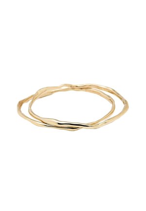 Guld snoet bangle-sæt bestående af to ringe med ujævne kanter, der præsenterer en poleret overflade og et bølgende, organisk design.