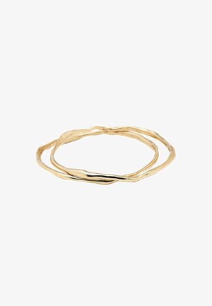 Gouden gedraaide bangle-set met twee ringen met ongelijkmatige randen, die een gepolijste afwerking en een golvend, organisch ontwerp tonen.