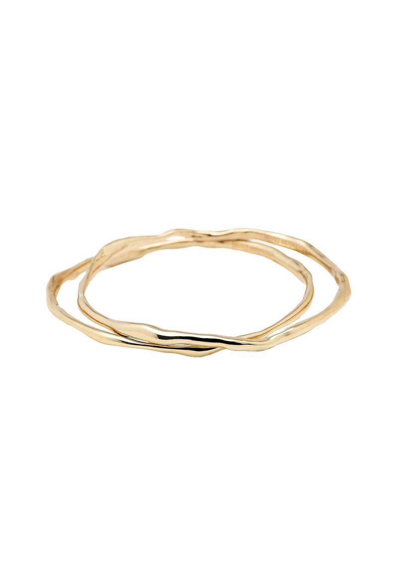 Set di bracciali dorati intrecciati che presenta due anelli con bordi irregolari, caratterizzati da una finitura lucida e da un design ondulato e organico.