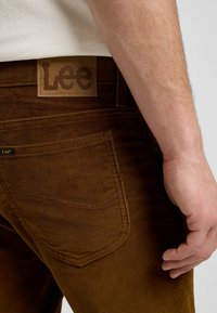 Lee RIDER - Slim fit jeans - quail_brown