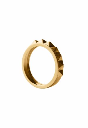 Anillo de oro con tachuelas con forma de pirámide espaciadas uniformemente a lo largo del borde exterior, mostrado sobre un fondo blanco.