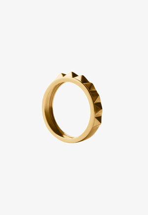Anillo de oro con tachuelas con forma de pirámide espaciadas uniformemente a lo largo del borde exterior, mostrado sobre un fondo blanco.