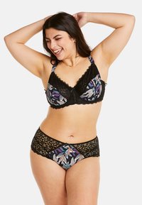Ensemble de lingerie en dentelle noire comprenant un soutien-gorge et un slip avec des motifs de feuilles multicolores. Le soutien-gorge présente des bords festonnés et des bretelles ajustables, tandis que le slip a des accents en dentelle.
