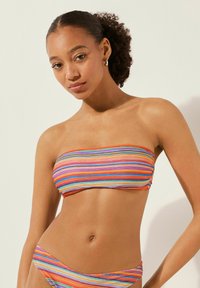 Randig bandeau-bikini i livfulla färger, med horisontella linjer av orange, rosa, lila och blått. Mjuk, lättviktig tyg utan metaller.