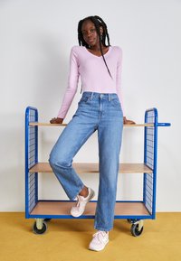 Levi's® V NECK BABY TEE - Långärmad tröja - pink lavender