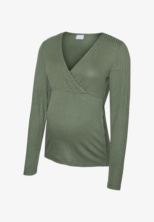 Grön ribbad mammatröja med lång ärm och omlottdesign, mjuk textur och figurnära passform, lämplig för att rymma en växande mage.