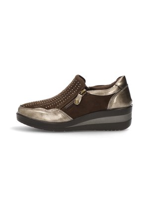 Zapato slip-on de ante marrón con punta, talón y lados de bronce metálico, cremallera lateral, suela de cuña baja y pequeños detalles perforados en la parte superior.