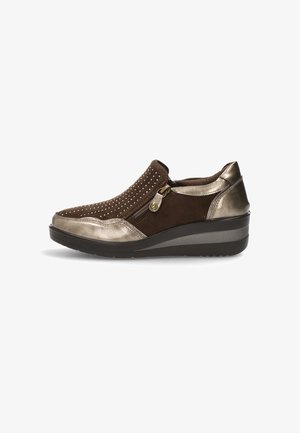 Zapato slip-on de ante marrón con punta, talón y lados de bronce metálico, cremallera lateral, suela de cuña baja y pequeños detalles perforados en la parte superior.