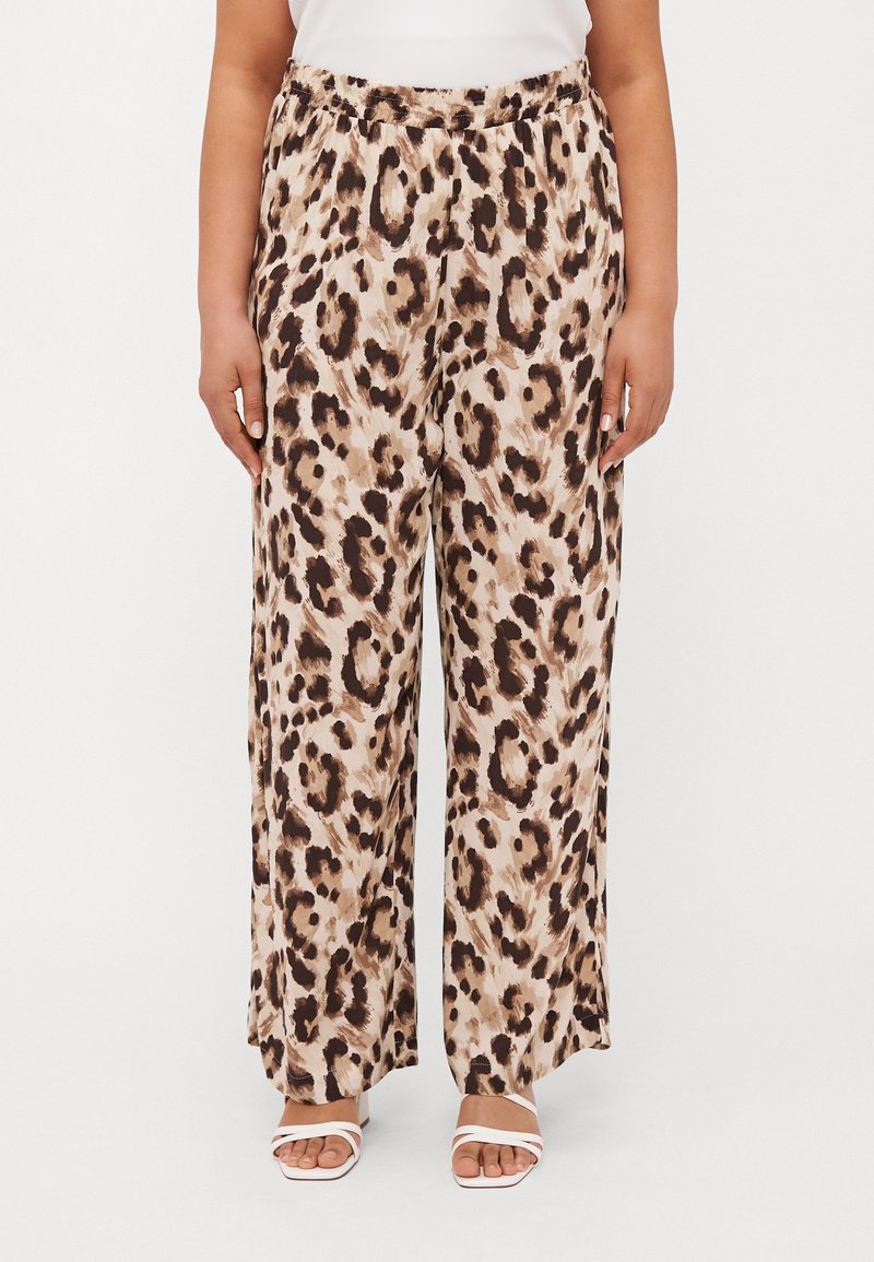 Pantalons à jambes larges en tissu léger, arborant un imprimé léopard beige et marron. Taille élastique et poches latérales pour le confort.