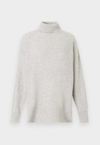 Svetra z lahkega sivega rebrastega pletenega materiala s turtleneck ovratnikom in dolgimi rokavi ter sproščenim krojem na beli podlagi.