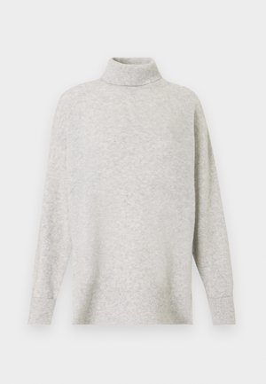 Világosszürke, bordázott kötésű, turtleneck pulóver hosszú ujjakkal és laza szabással, fehér háttér előtt.
