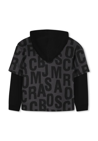 Zwarte en grijze hoodie met grote letters op de voorkant, voorzien van een contrasterende zwarte capuchon en mouwen, zachte stoftextuur.