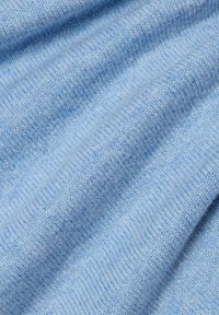 Hellblauer Stoff mit einer strukturierten Webart, der subtile Rippen und weiche Fasern aufweist, präsentiert in einer leicht zerknitterten, drapierten Anordnung.