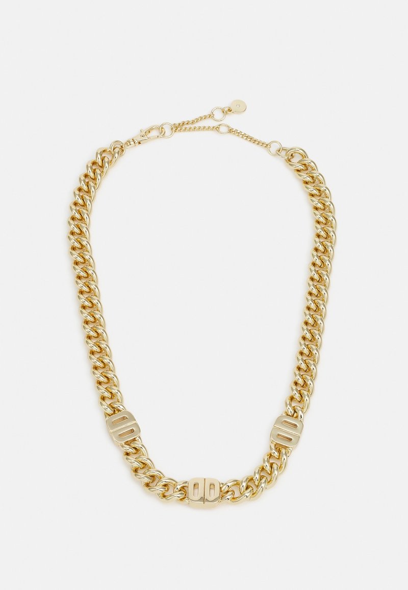 Collier chaîne en or avec des maillons épais et trois accents rectangulaires décoratifs espacés uniformément le long de la chaîne.