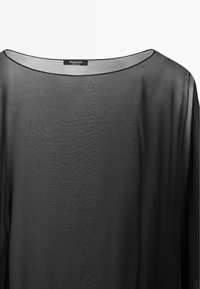 Sort gennemsigtig langærmet bluse med bådudskæring og Massimo Dutti-mærke syet ind i kraven.