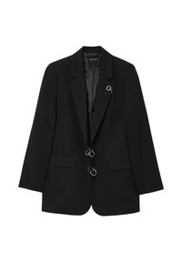 Blazer nero con un design su misura, caratterizzato da un colletto a scollo a V, due tasche frontali e anelli argentati come dettagli metallici. Texture liscia.