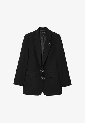 Schwarzer Blazer mit taillierter Passform, mit einem Reverskragen, zwei Vordertaschen und silbernen Ringen als Hardware-Akzenten. Glatte Textur.