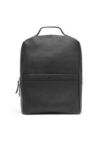 Černý kožený batoh s texturovaným povrchem, vrchní rukojetí a přední kapsou na zip. Disponuje minimalistickým designem a obdélníkovým tvarem.