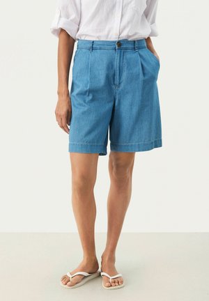 Denim shorts in light blue, featuring a relaxed fit, front pleats, and a single button closure with two side pockets.