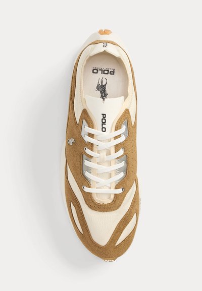 Bézs és barna színű, velúr és hálós anyagból készült sportcipő, fehér fűzőkkel, Polo Ralph Lauren logóval belül, valamint kis fémtalpú pólo játékos emblémával az oldalon.