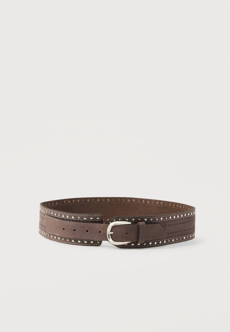 Ceinture en cuir marron avec boucle argentée et détails de clous métalliques le long des bords, posée à plat sur un fond clair.