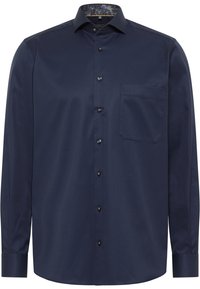 Tmavě modrá košile se zapínáním na knoflíky, hladkým vzorem, dlouhými rukávy, kapsou na levé straně hrudi a květinovým vzorem uvnitř límce.