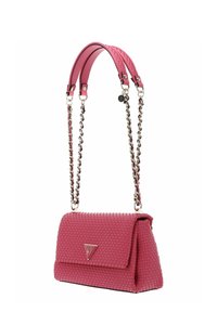 Sac à main en synthétique tissé rose avec une fermeture à rabat, détail logo argenté, et des anses en chaîne tressée et cuir détachables.