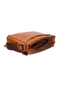 Borsa a tracolla in pelle marrone con chiusura a zip, tracolla regolabile e foderatura a quadri con vari scomparti interni.