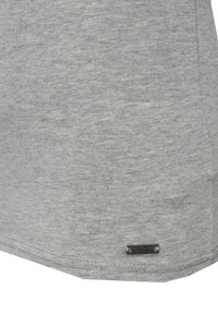 Graues T-Shirt aus weichem, strukturiertem Stoff. Verfügt über einen gestickten Saum und ein kleines, rechteckiges Logotag, das an der unteren Seite genäht ist.
