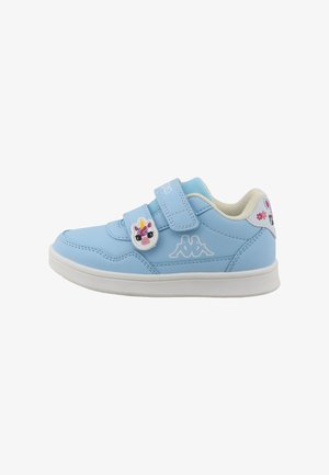 Baskets enfant bleu clair avec deux bandes velcro, semelle blanche, décoration visage de licorne et motifs de fleurs roses sur le col de talon.