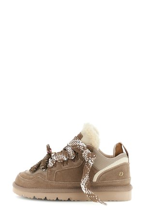Sneaker in suede marrone con spesse stringhe beige e bianche, fodera in pile, colletto imbottito e suola in gomma, mostrata di lato su sfondo bianco.