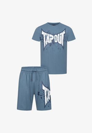 Zils kokvilnas komplekts, kas ietver īsām piedurknēm T-kreklu un šortus. Priekšējā dizainā ir balts "TAPOUT" logo ar traipu akcentiem. Šortu elastīga josta.