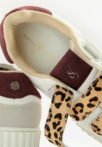 Witte sneakers met burgundy suede, beige accenten en een leopardenprint band. Gouden branding op de binnenzool en een floralembleemdetail.