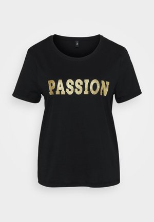 Tricou din bumbac negru, cu mâneci scurte, având cuvântul "PASSION" în sclipici auriu. Guler rotund, croi lejer.