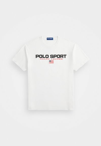 Hvit bomullst-skjorte med "POLO SPORT" i fet svart skrift, "RALPH LAUREN" i rød, og en liten grafikk av det amerikanske flagget under.
