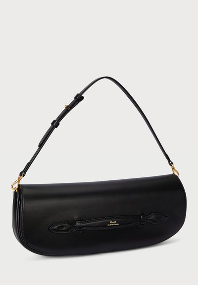 Bolsa de ombro em couro preto com forma curva, alça ajustável e detalhe em aço dourado na parte frontal. Textura suave, design minimalista.