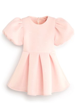 Robe bébé rose clair avec manches courtes bouffantes, encolure ronde et jupe plissée, posée à plat sur fond blanc.