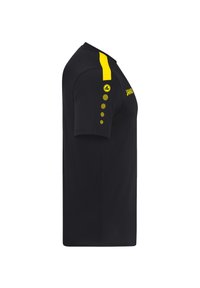 T-shirt de sport noir à manches courtes. Présente des accents jaunes sur l'épaule et le bras, y compris des points et un logo. Texture lisse.