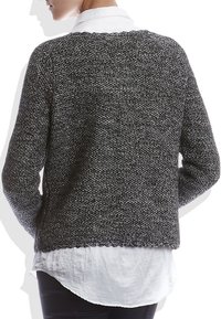 Šedý pletený svetr s texturou, volným střihem, zaobleným spodním lemem a spadlými švy na ramenou, nošený přes bílou košili s límečkem.