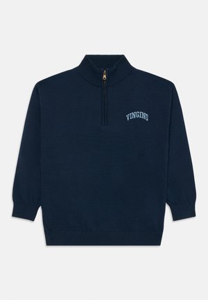 Mørkeblå strikkegenser med høy krage, halv-lukking, ribbede mansjetter og nederkant, med "VINGINO" brodert i lys blå.