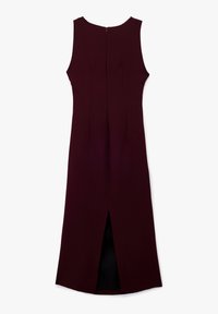 Abito senza maniche borgogna con scollatura rotonda, silhouette dritta, zip sul retro e spacco centrale in fondo. Tessuto dalla texture liscia.