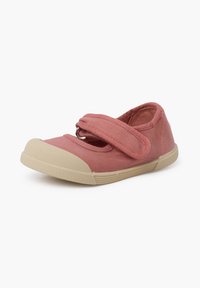 Zapato Mary Jane de tela rosa con punta redonda, suela de goma beige y correa ajustable. Textura suave sin patrones visibles.