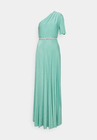 Robe de soirée vert clair à une épaule avec une jupe plissée et une ceinture ornée de bijoux à la taille.